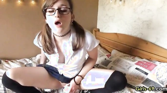Petite Chick loves dildoing herself for you
