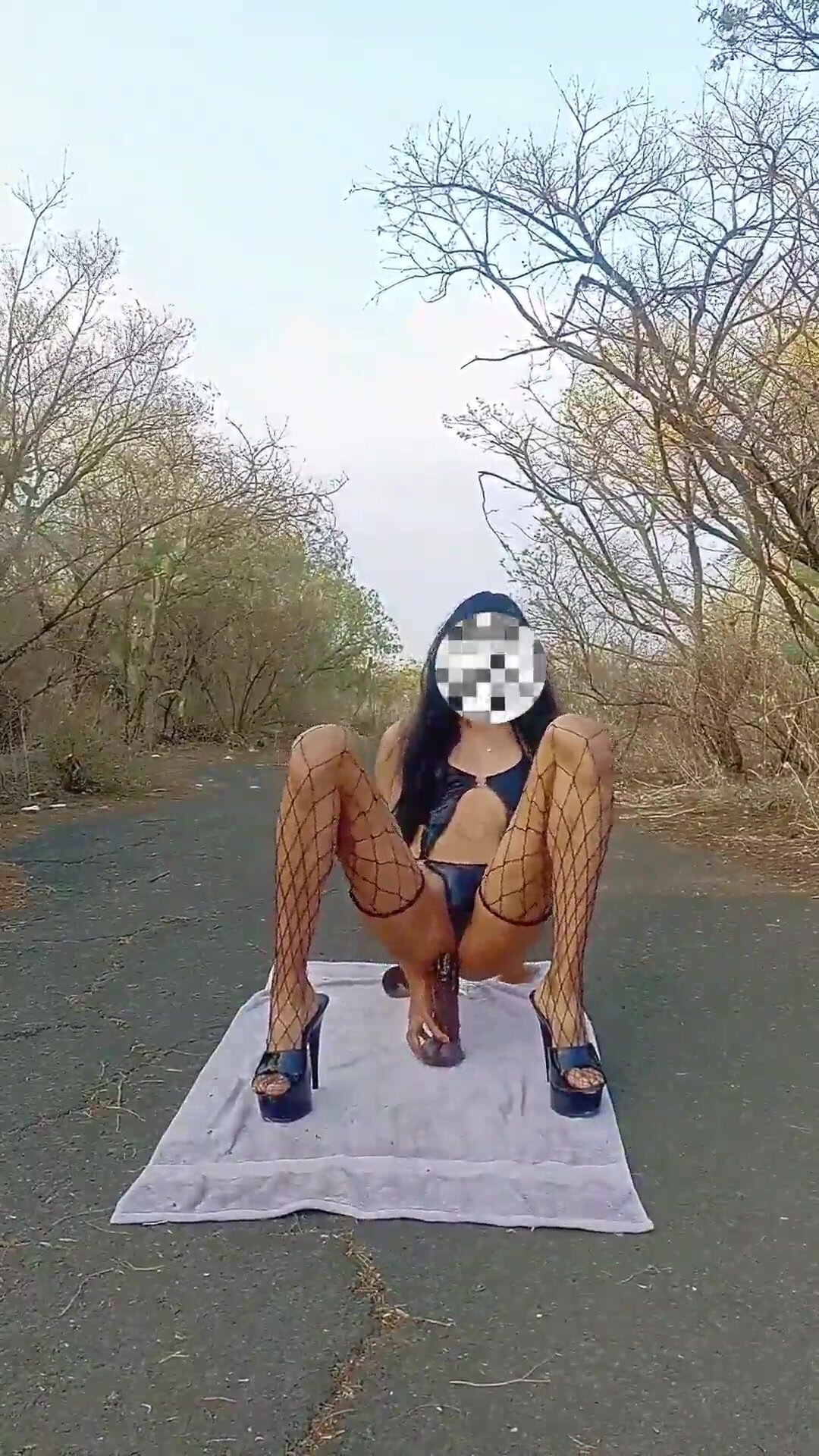 Transfem porn video – Rubidoll Sexo anal con una polla negra al aire libre