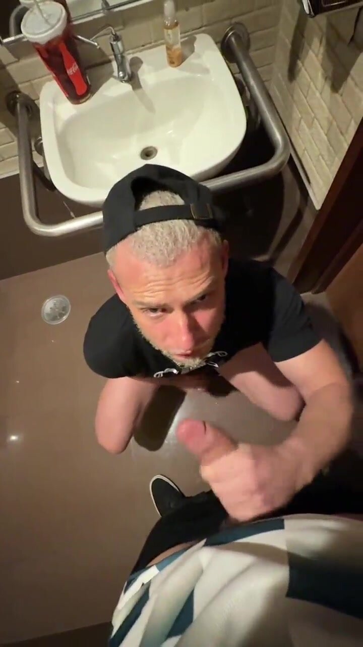 Homo porn video – Putinho fogoso deu o rabo pro macho dotado no banheiro