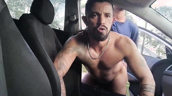 Desconhecidos gozaram em mim no estacionamento